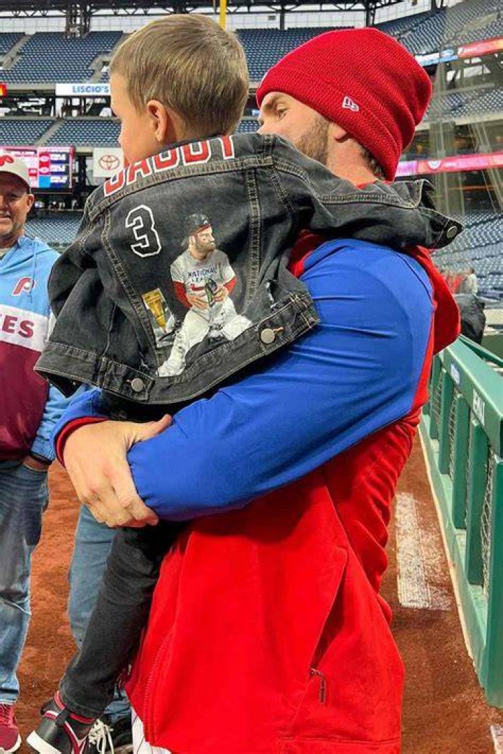 $330M “Man of the People” Bryce Harper Goes Into “Dad Mode” by Helping Lost
Child in Viral Video Weeks After Rumored Car Theft in Philadelphia