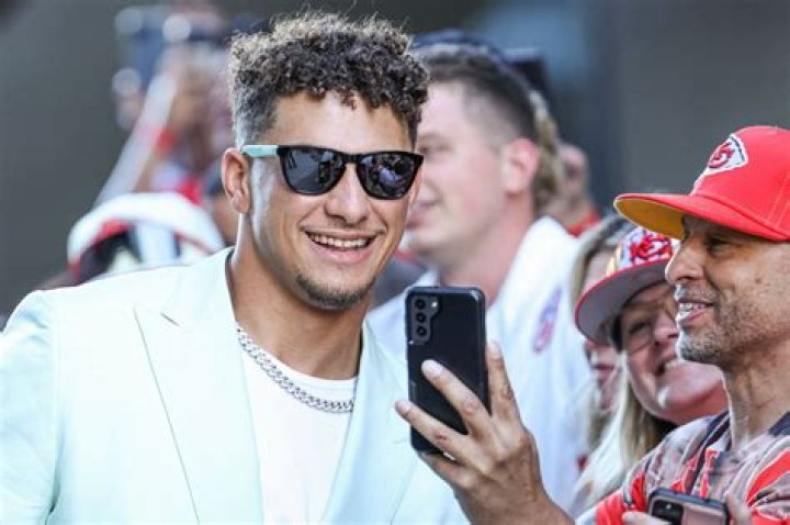 $450,000,000 Patrick Mahomes Had to Turn Down a Child Who Requested an Autograph
but for a Bigger Reason