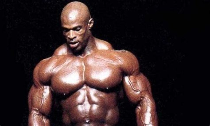 5’10” Bodybuilding Legend Ronnie Coleman Gets Dwarfed by 7 Foot Tall WWE Legend