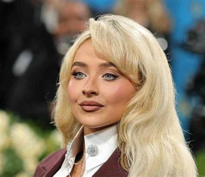 ⏩ Sabrina Carpenter Looks Stunning on Stage at Coachella (11 Photos