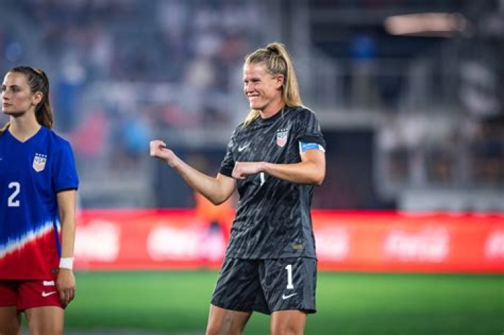 Alyssa Naeher 1 of the United States warms up before the 2020 CONCACAF