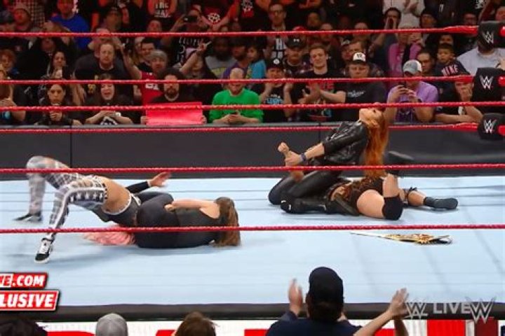 Becky Lynch pins Ronda Rousey