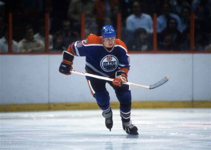 “Before They Would Hit Me, They Would Scream My Name”: Fierce Opponents Led
Wayne Gretzky to Retire, Revealed in 2014