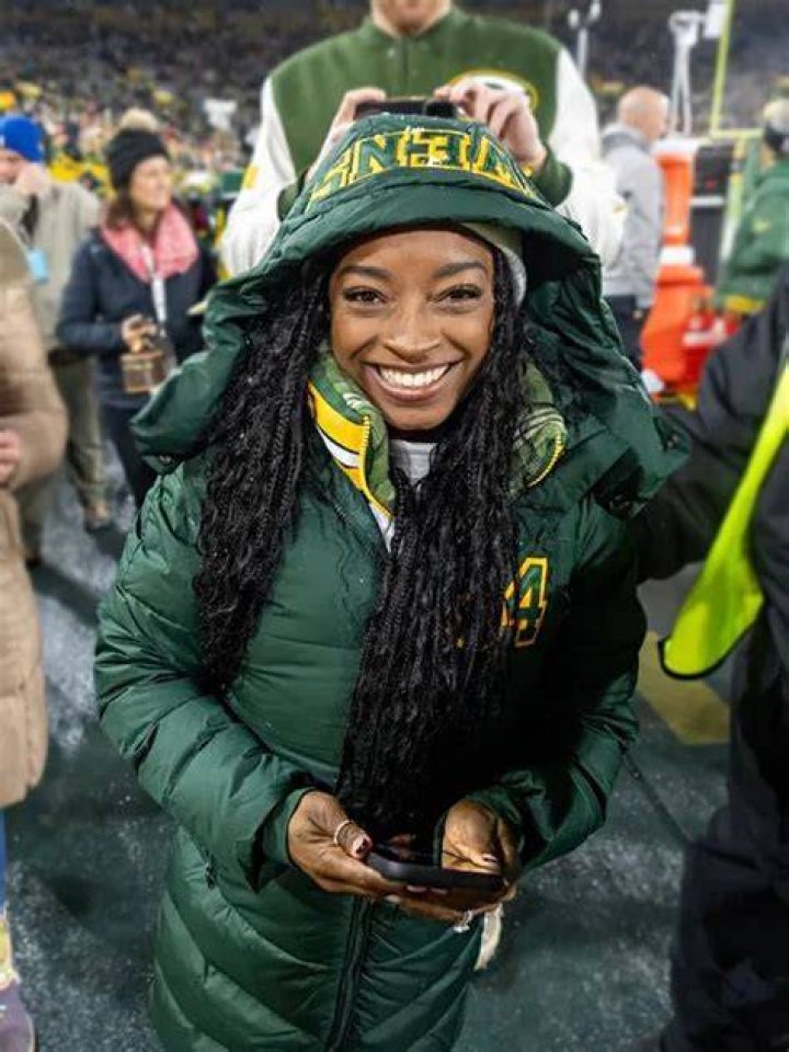 “Call Them Crazy…”: Simone Biles Addresses Lambeau Fan Spirit Ahead of Jonathan
Owens’ Texas-Green Bay Showdown