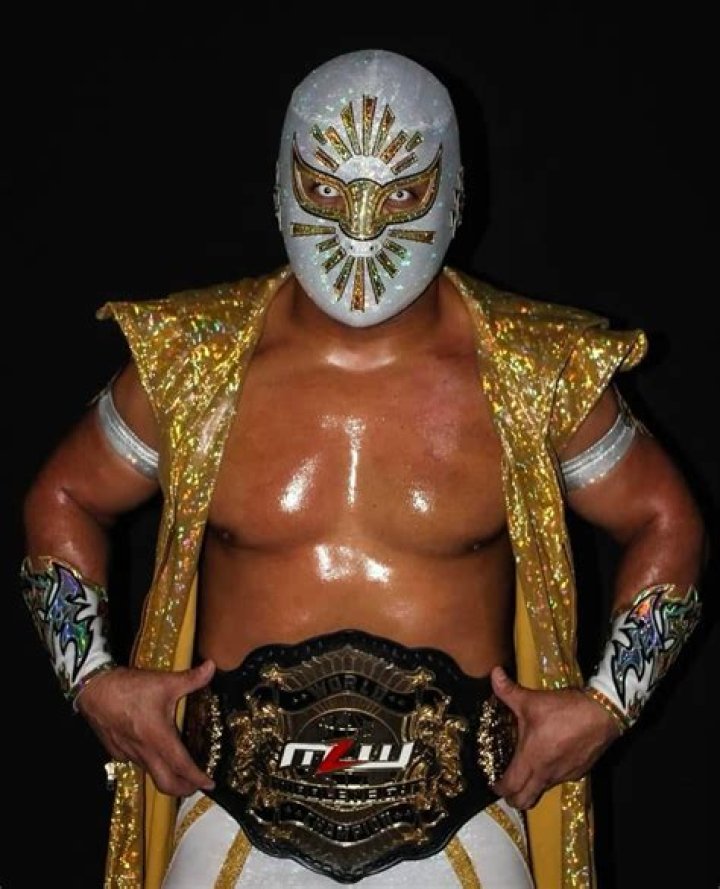 Caristico with CMLL's NWA Historic Middleweight Championship