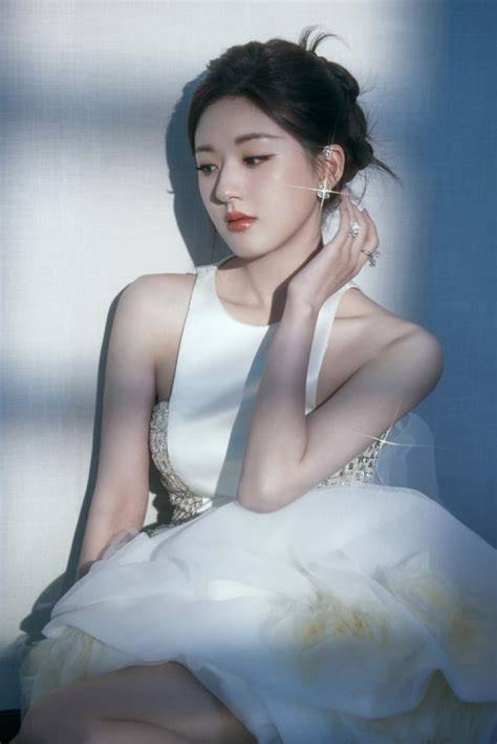 China Entertainment News Zhao Lusi poses for photo shoot
