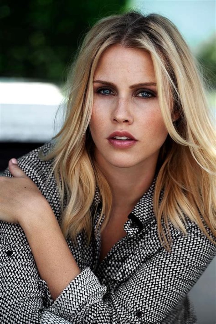 Claire Holt as Sonya blade in Mortal kombat movie 2021