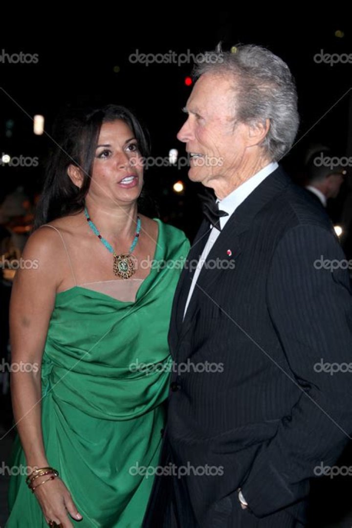 Dina Ruiz y su marido el director Clint Eastwood llega al estreno de