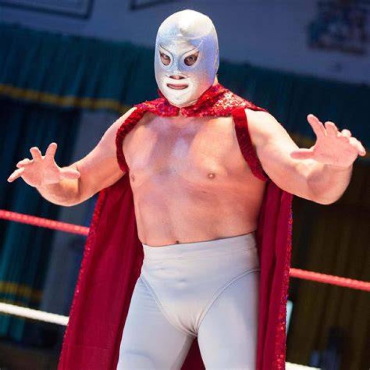 El Hijo Del Santo posing for a photo.