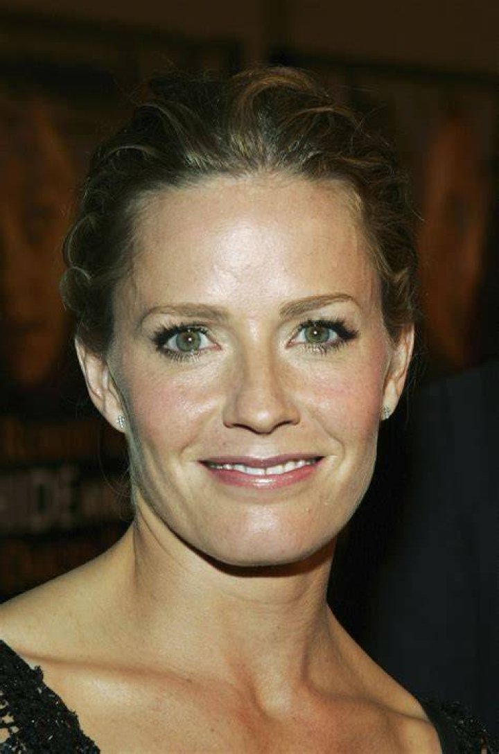 Elisabeth Shue as Charlene, a tall, blond elf with whom Willie becomes enamored. in Fred Claus (1987)