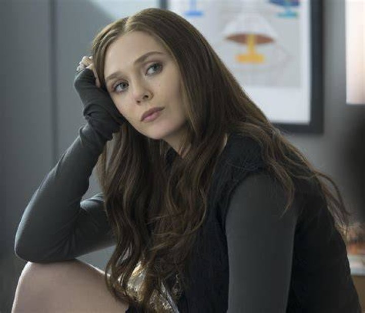 Elizabeth Olsen as Elizabeth Henshaw in The haunted mansion 
