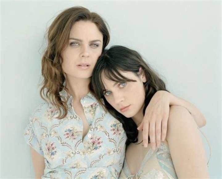 Emily & Zooey, The Deschanel Sisters. Famous Nipple