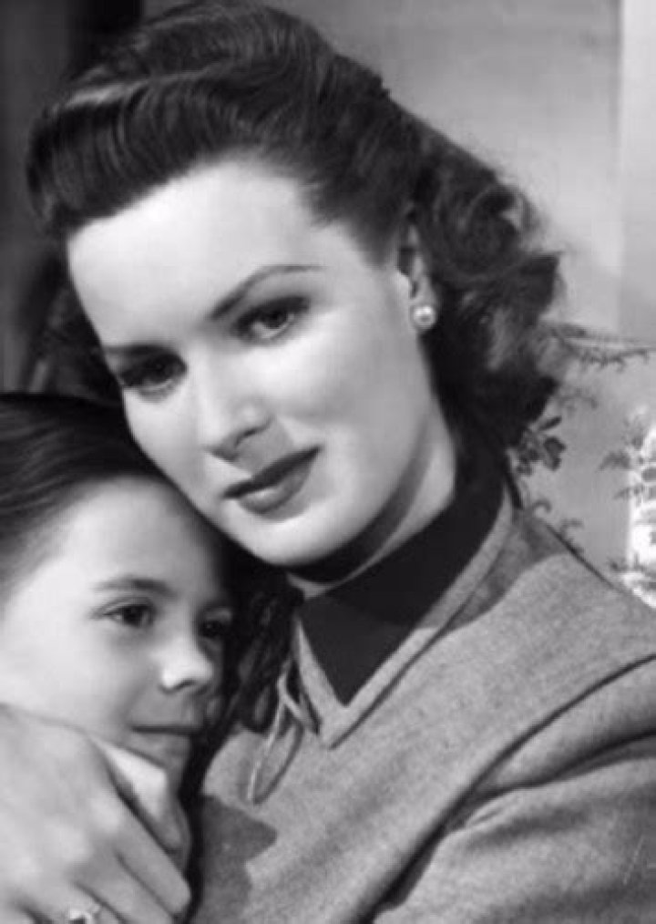 Fan Casting Elizabeth Perkins as Doris Walker in Miracle on 34th Street on myCast