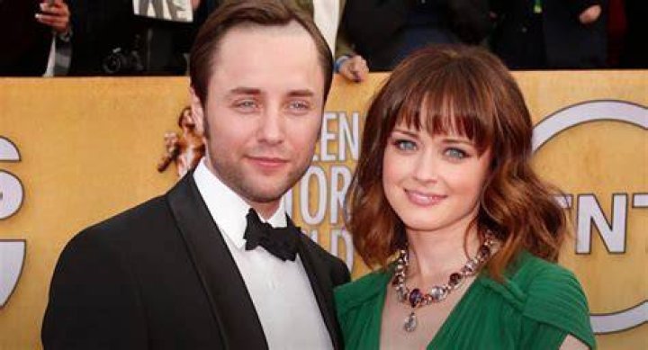 Get Did Alexis Bledel And Matt Czuchry Dated In Real Life Background