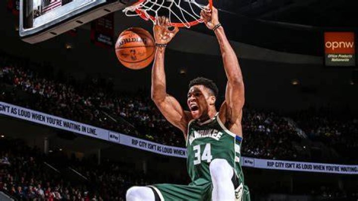 Giannis Antetokounmpo slam dunk