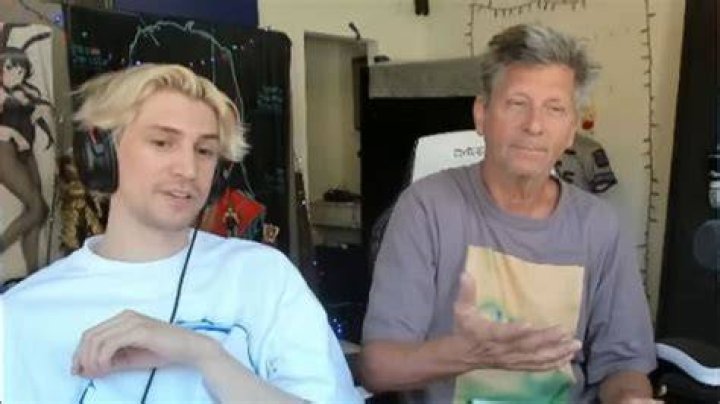 “I Gotta Go With the Flag” – xQc’s Father Chooses the “Top Female Streamer”
Between Amouranth and Pokimane