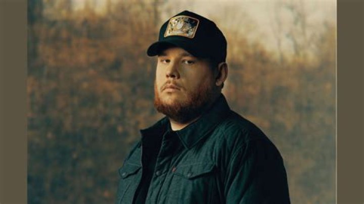 Is Luke Combs a Democrat? Bloomsies