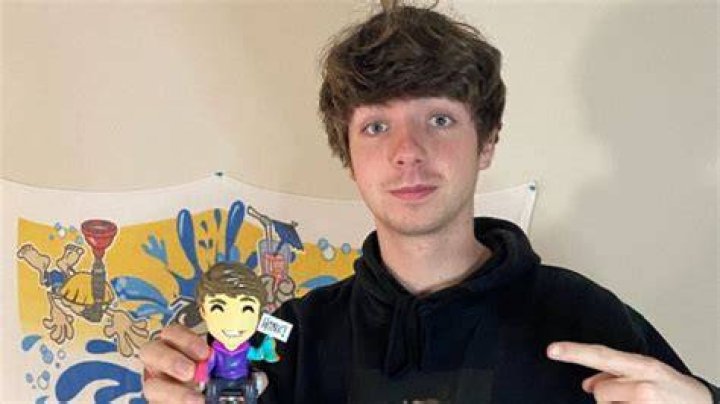 Karl Jacobs Addresses Past Events Surrounding Ice Poseidon; Apologizes for
Problematic Slip-Ups