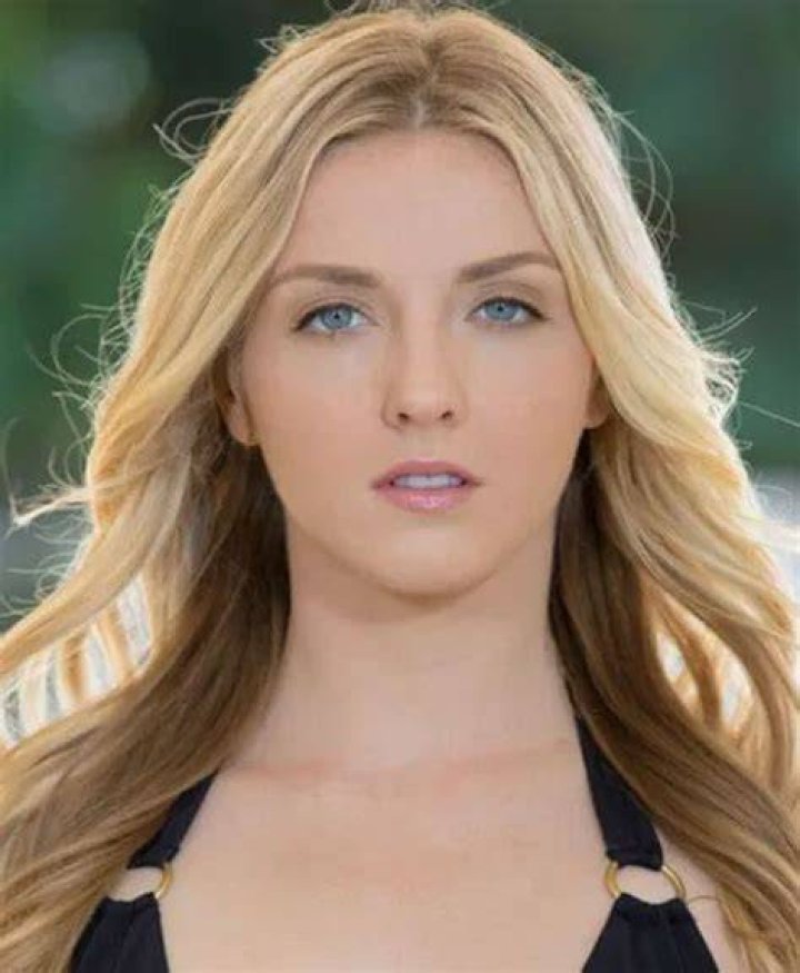Karla Kush Age, Net Worth, Boyfriend, Bio, Wiki, 5 Best Photos
