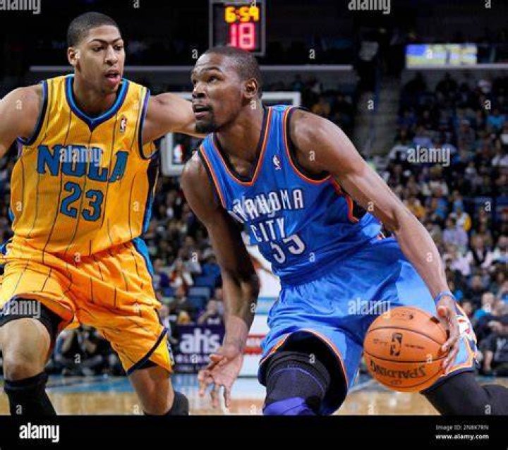 Kevin Durant Drives To The Rim