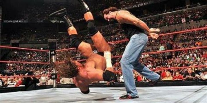 Kevin Nash hits a Powerbomb