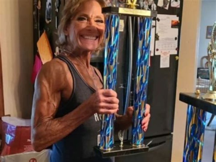 “Knee Is Scr***d Up”: 65-Year-Old Granny Guns’ Hilarious Threat Leaves
Bodybuilding World Giggling