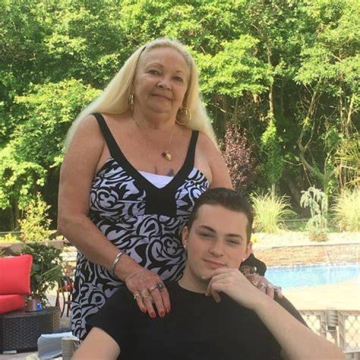 Lance Stewart Family Grandmom Mom Dad Brother Sister House Lance210