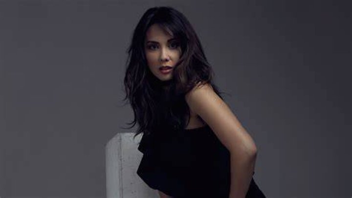 Lexa Doig Style, Clothes, Outfits and Fashion &bull; CelebMafia