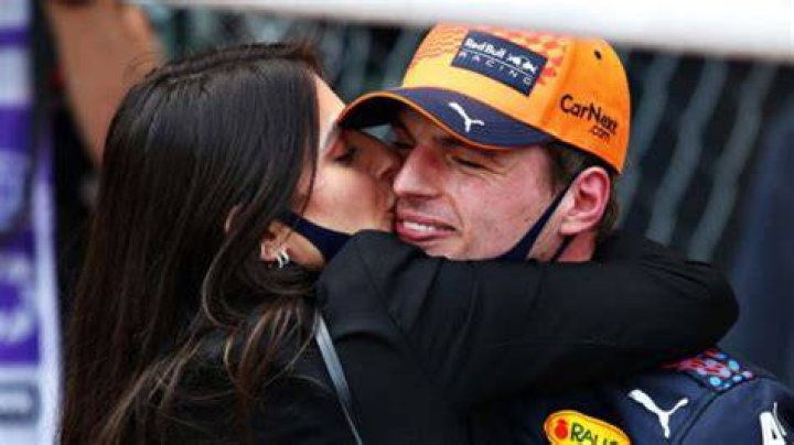 “Max Is a Good Step Daddy”: Verstappen’s Caring Moment With Stepdaughter Makes
Internet Swoon as He Vacations With GF Kelly Piquet