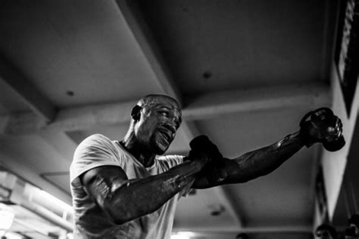 “Mayweather Wasn’t Even Trying”: Fans Go Wild as Floyd Mayweather Gives Blueface
a Hard Time While Sparring in Resurfaced Clip