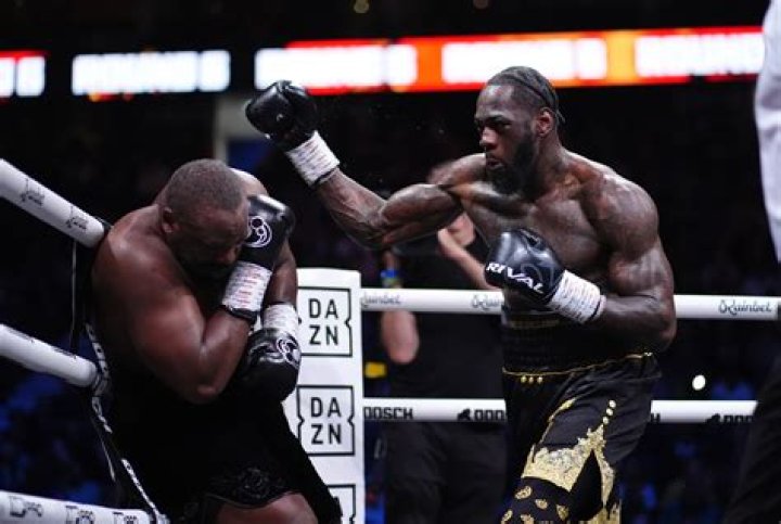 “Metal in His Hand”: Deontay Wilder’s “Crazy Looking” Knuckles Ahead of Joseph
Parker Fight Leaves Fans Dumb-Struck