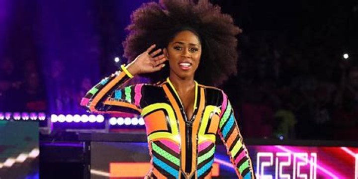 naomi holding her hand to her ear
