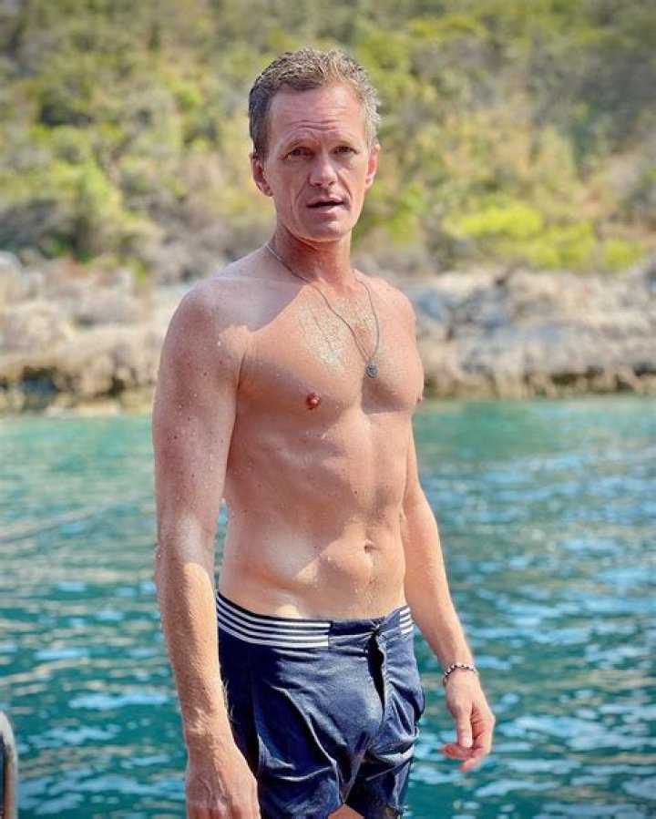 Neil Patrick Harris pokes fun at his shirtless body