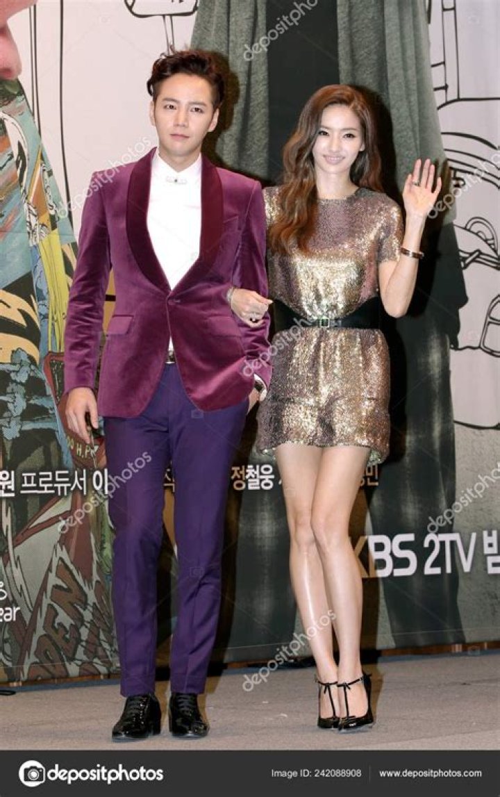 Park Geun & Han Young Kim JUNHO, who received the bouquet at the