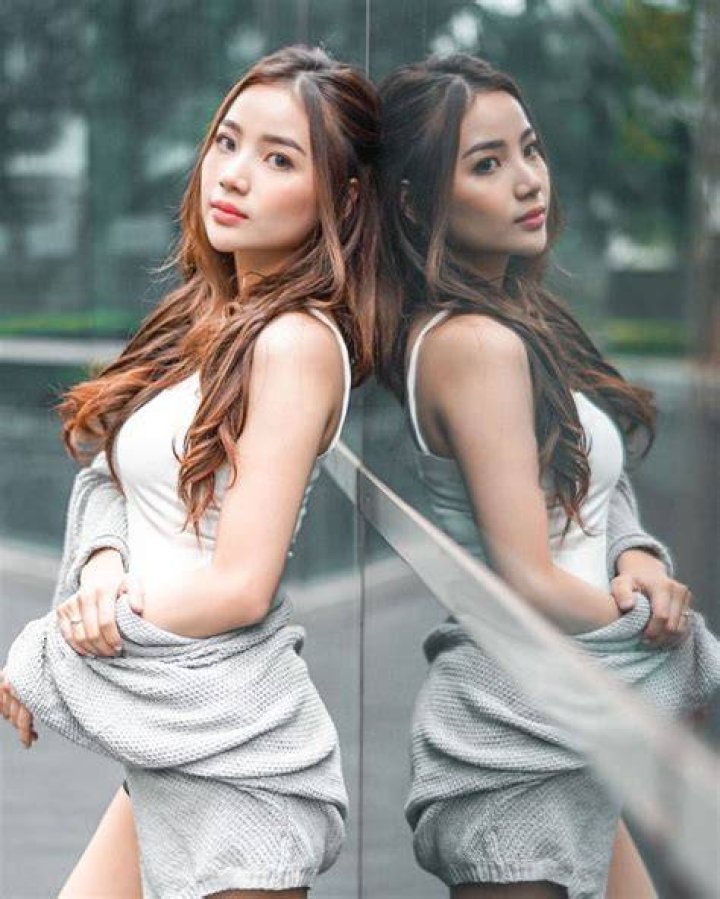 Piyu Berwajah Manis Pamer Lobang Memek LiveOmek
