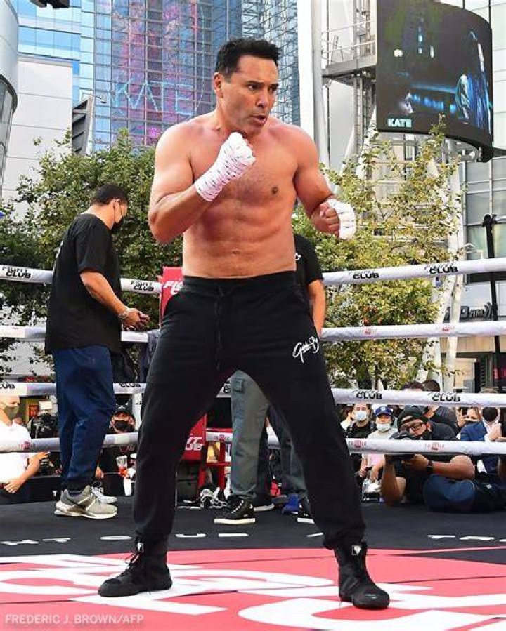 ‘Prosthetic Stomach?’: 49-Year-Old Oscar De La Hoya’s Abs ‘Look Real Fake’ in
Viral Video