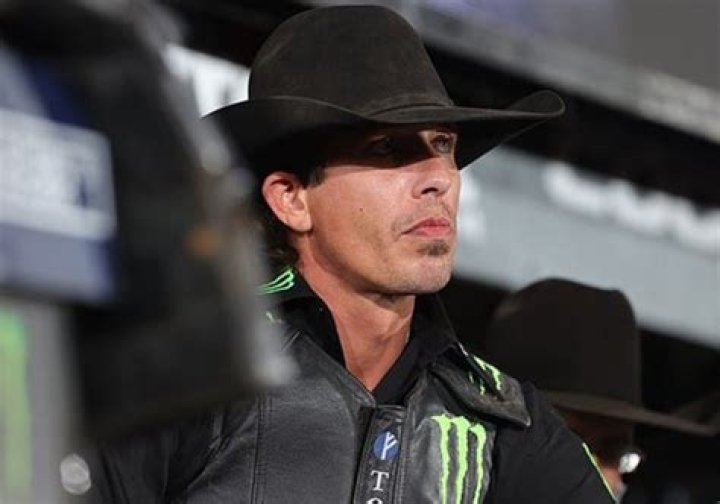 “Quit Smoking JB”: Viral Picture of World Champion Rodeo Star Worth $7,291,000
Leaves Community Divided