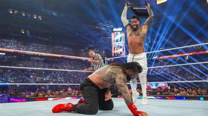 Roman Reigns vs Jey Uso at WWE Hell in a Cell 2020.