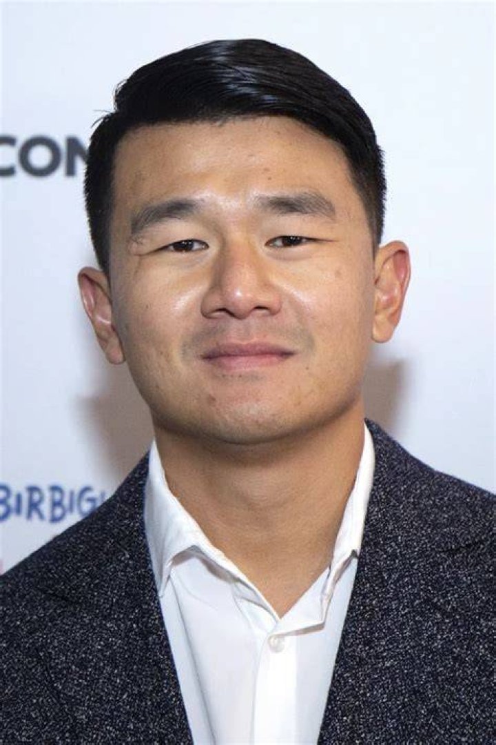 Ronny Chieng as Edison &ldquo;Eddie&rdquo; Cheng in Crazy Rich Asians