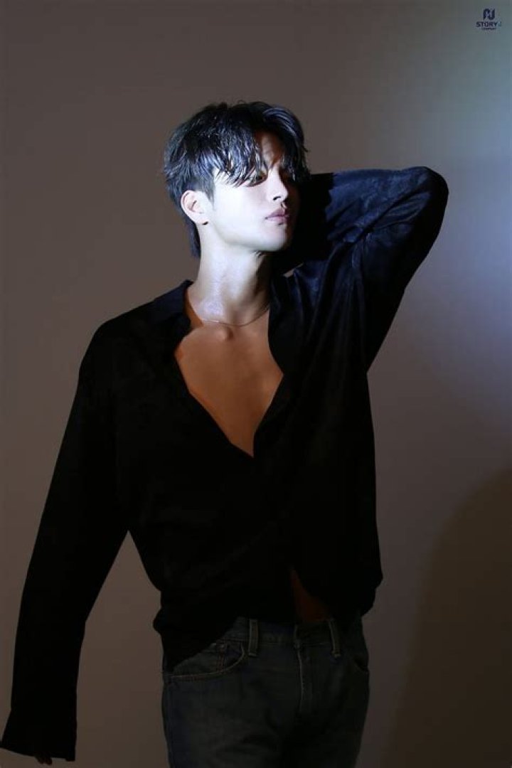 Seo In Guk releases sultry new profile photos as he prepares for his