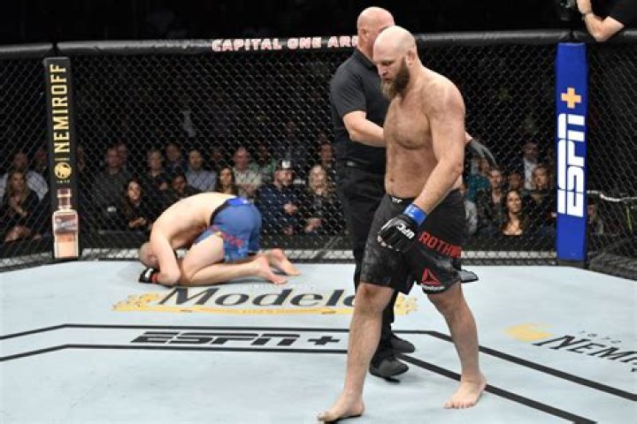 Stefan Struve wins UFC fight