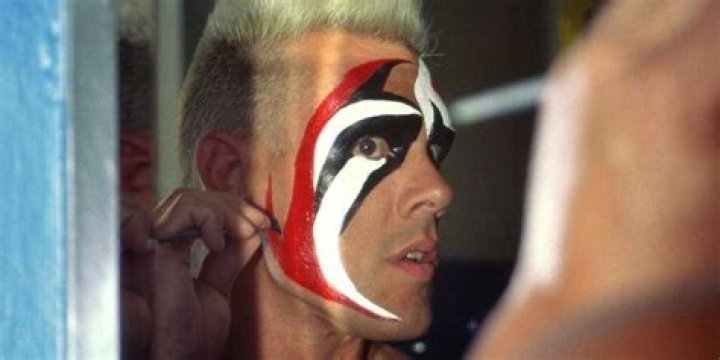 Sting applying his paint 