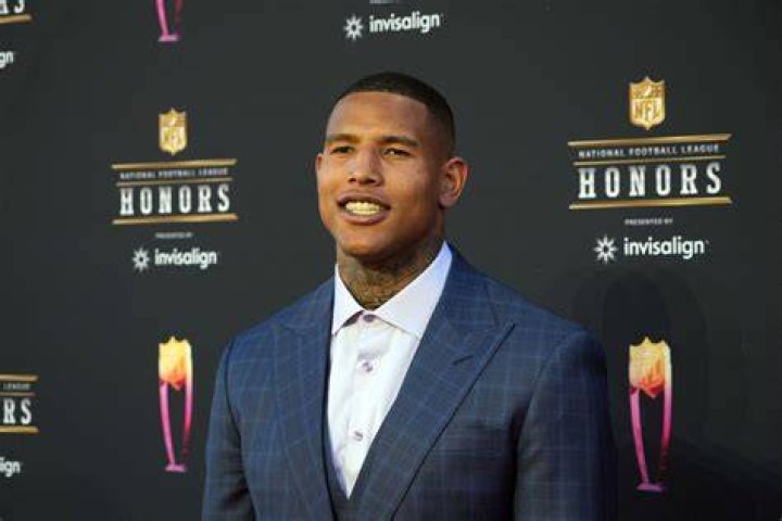 “Stop Embarrassing Your Son”: Angry Over Darren Waller Comparison, Father of
Giants TE Gets Exposed by Reporter