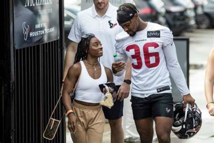 “That Messed Me Up”- Jonathan Owens Had The Most Adorable Reaction Seeing Simone
Biles On Screen During His Match
