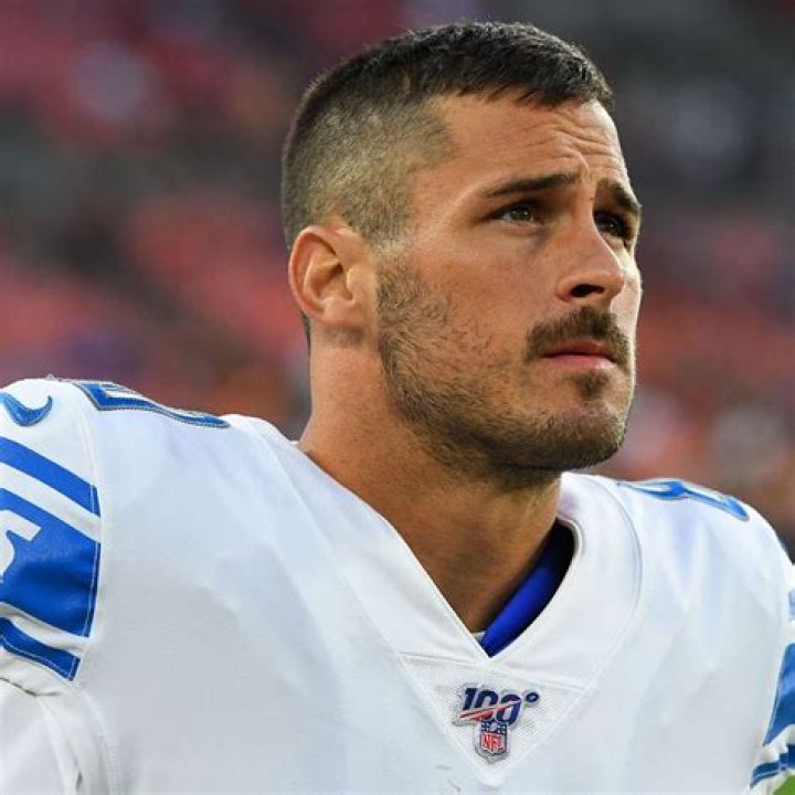 The Hottest NFL Players You'll Want To "Check Out"