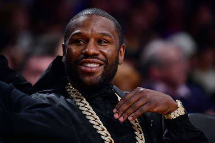 “They Didn’t Have Man’s Clothes?”: Floyd Mayweather’s “UPS Uniform” Like Outfit
In Recent Photo Fails To Impress Fans