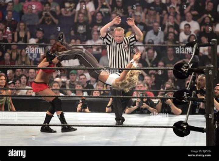 Trish Stratus v Christy Hemme WrestleMania 21 Cropped