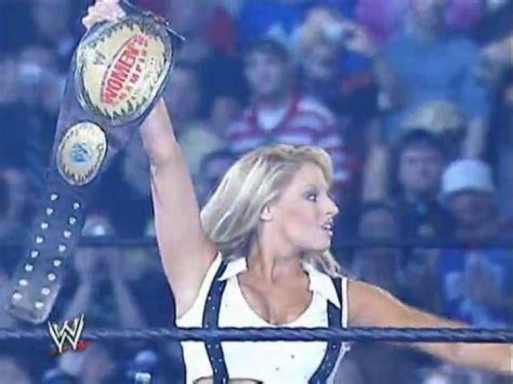 Trish Stratus vs Christy Hemme