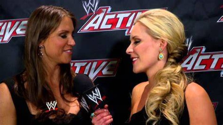Trish Stratus vs Stephanie McMahon
