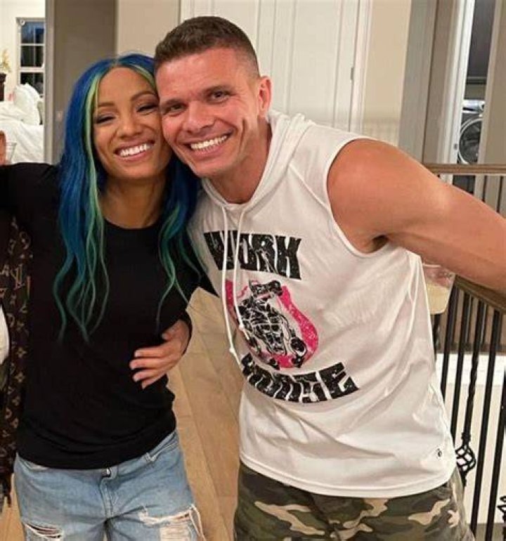 Tyson Kidd congratulates Sasha Banks backstage